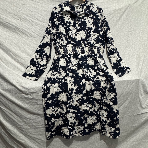 woman dress white with navy blue floral design brand time and tru size 20 - Picture 3 of 8